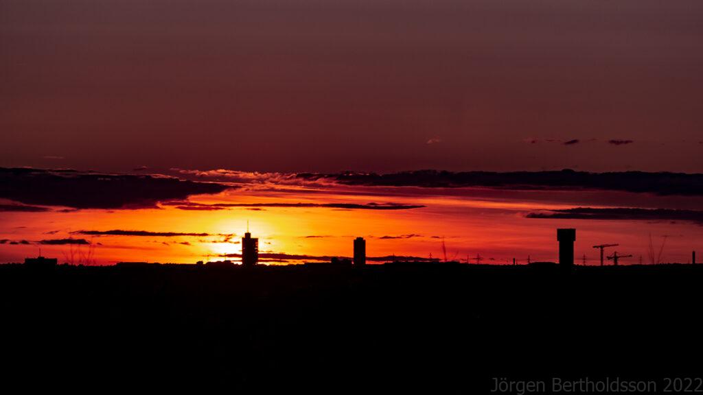 Höghus i solnedgång